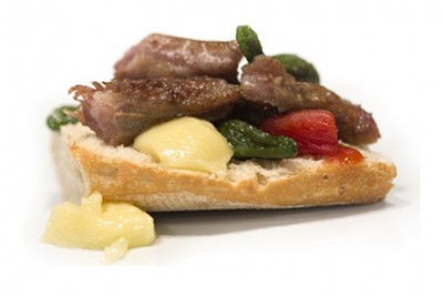 Бутерброд с “иберийской слезой”, томатом-конфи, перцем “падрон” и соусом алиоли, приготовелнным в ступке